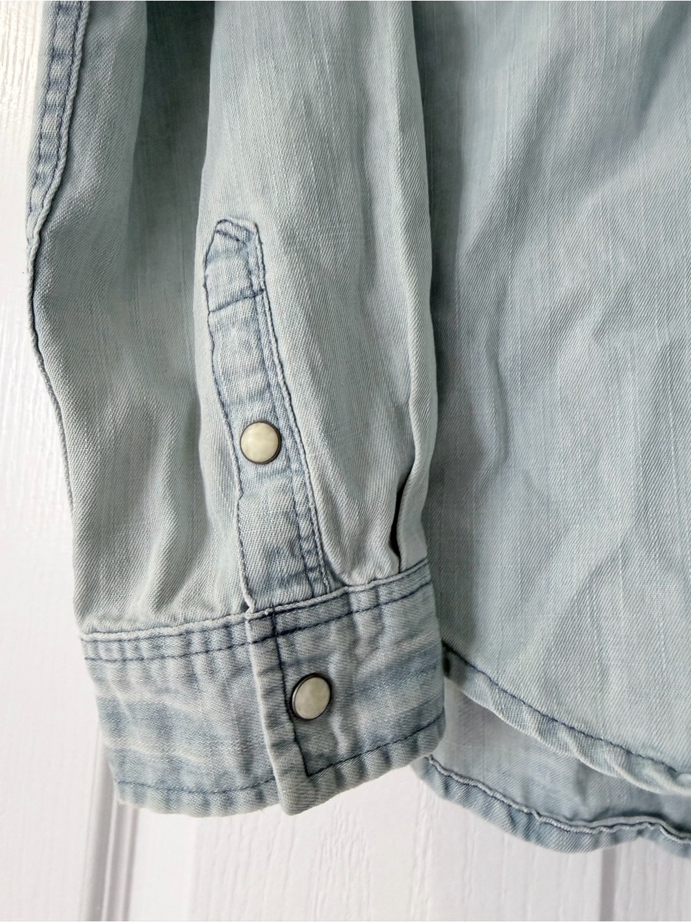 {American Eagle Outfitters} Light Wash Denim Blue Pearl Button-Down Shirt - Picture 9 of 15